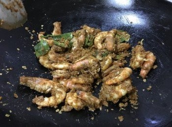 step6: 最後加入大蝦和香葉快炒, 倒入麥片材料包炒均, 若太乾身, 可以加少許水即成