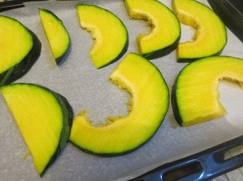 step5: － 南瓜連皮切片，焗盤放上烘焙紙防沾﹐放上南瓜片，入焗爐以150度烤至軟身及金黃色
－ 甘荀和薯仔去皮以滾刀切大塊