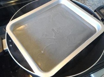 step6: 燒熱水，蒸架上放一個長身盤，盤內掃油，倒入薄薄一層芝麻漿。