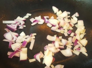 step3: 燒熱鑊，下一茶匙油，將紫洋蔥炒至焦黃色。