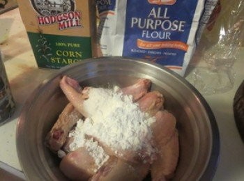 step2: 把鸡翼和<span class="group_2">腌料</span>拌均，腌30分钟。