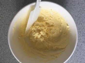 step1: 牛油、砂糖用機或手打起，然後加入蛋黃攪滑，再加入檸檬汁和檸檬皮。