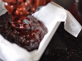 step7: 倒入8吋方形模（用牛油紙墊底）