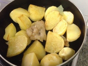 step1: 凖備好所有材料，牛腩原條用粗鹽洗淨冲水涼乾，用白鑊略爆牛腩表面收缩牛油膏先取出。再將料頭炒香取出放入滾刀切成大塊的薯角先煎香