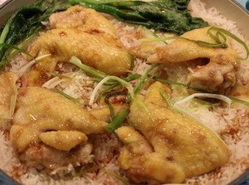 step9: 蓋上鍋蓋，熄火，焗8-10分鐘即可，喜歡的話可淋入少許甜豉油，也可以用雞脾做這個飯。