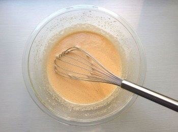 step4: 在調理碗裡混合細砂糖,蜂蜜和全蛋,用攪拌器混合至濃稠狀。