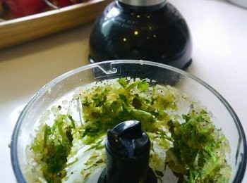 step3: *製做<span class="group_2">乾醃料</span>，使用食物攪拌器將乾料打成末