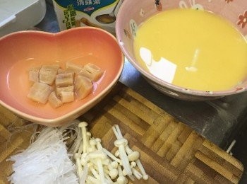 step2: 雞蛋與雞湯比例為 1:2 或1:1.5 (因加了瑤柱水) 所以雞湯分量可減去2匙，改由瑤柱水代替，味道更清甜