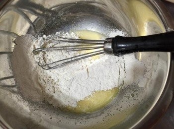 step3: 加入過篩的低筋麵粉和泡打粉，慢慢加入麵糊裡攪拌均勻，記得將麵糊慢慢拌勻至沒有結塊