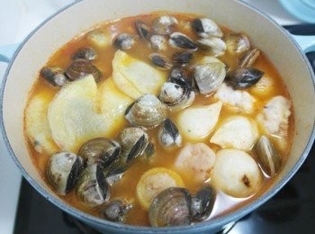 step8: 還有蛤犡以及肉片~~ 蛤犡有鹹味所以不需另外加鹽巴調味!!