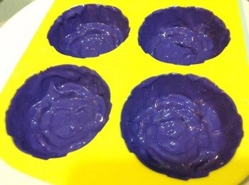 step3: 將調好既朱古力醬加約1湯匙落入每格模具，用掃平均地塗勻整個模，然後放入冰格冷藏1小時左右，剩餘既朱古力醬留起備用