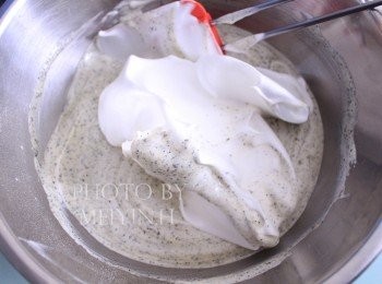 step5: 把打發好的蛋白分三次加入蛋黃糊，翻拌均勻。