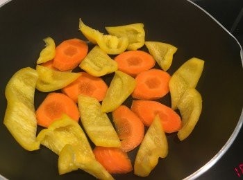 step2: 白鑊大火稍烘煎甘筍、黃椒、蒜頭，盛起放焗盆中