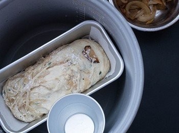 step4: 放入密封箱內,(如電飯煲)-內則邊置一杯小熱水助發酵)