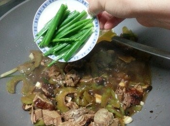 step12: 再加入蔥段炒勻即可