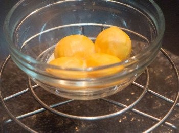 step1: 鹹蛋黃蒸五分鐘。