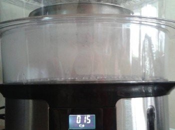 step2: 把酱淋在鱼肉上，放入蒸煮锅 / 煤气炉蒸10-15分钟。