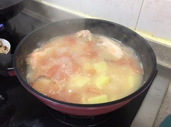 step4: 最後加入薯仔，由於薯仔快軟身，加入薯仔後留意薯仔軟硬，可先試味，(每人喜歡口感不同)，按喜好加入鹽調味，基本上已很夠味又鮮甜