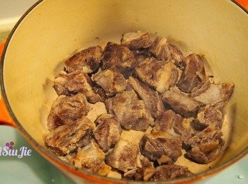 step5: 鍋子放一湯匙油燒熱，把牛肋條煎香。