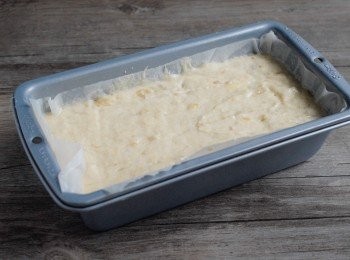 step4: 再加入香蕉拌勻，將麵糊倒入蛋糕烤模內，放入已預熱180度焗爐，焗約30分鐘或至蛋糕全熟