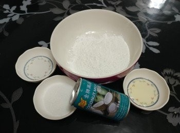 step1: 準備: 
1) 用沾上小許油的廚紙在心型模內圈稍為抹一下備用

2) 將適量紅豆蓉分成7份， 按壓成扁圓粒備用