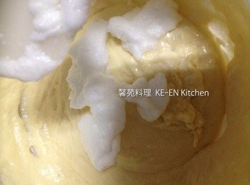 step6: 再把2分成兩次倒入5、用打蛋器迅速攪和