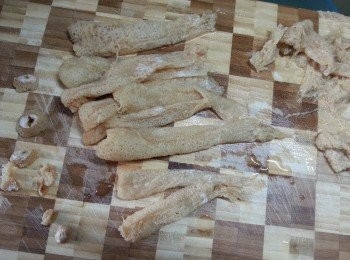 step1: 竹笙浸軟,切去頭及尾部的鬚不要