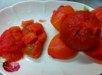 step2: 蕃茄川燙去皮(先畫十字用滾水川燙很好去皮喔 ) 切丁、馬鈴薯削皮切丁、洋葱切丁備用