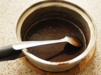 step9: <span class="group_4">巧克力鏡面</span>做法：小鍋內將魚膠粉/吉利丁，糖及40毫升水拌勻，煮沸。然後下淡忌廉/鮮奶油及可可粉拌勻。將巧克力漿過篩，待至完全冷卻