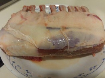 step1: 羊架如太肥可切出部份肥膏,再將<span class="group_2">醃料</span>醃製羊架最少半小時。