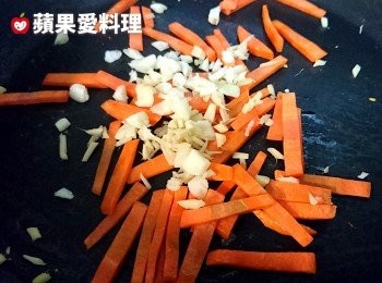 step3: 放入蒜末和薑末拌炒約5秒。