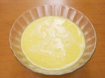 step1: 將雞蛋打入碗中，加入水,鹽,糖~~並且徹底攪拌均勻!!