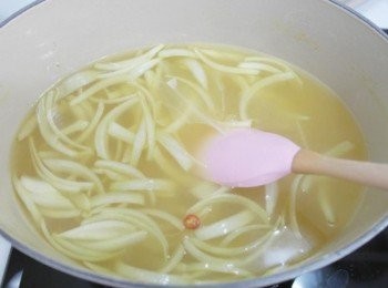 step3: 香氣出來後倒入適量的蔬菜高湯!!!