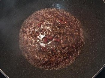 step6: 魚煎好後，將油清乾淨，鍋子擦乾，倒入糖醋醬煮滾。並將太白粉與水混勻準備勾芡。