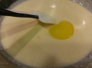 step5: 麵糊已篩兩次後加入油發勻。