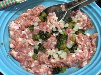 step3: 肉碎先用醃料醃好後加入蔥菜粒攪均