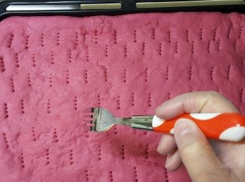 step6: 將麵皮放在焗盆上，用叉子在麵皮上插上小孔，靜止15分鐘。