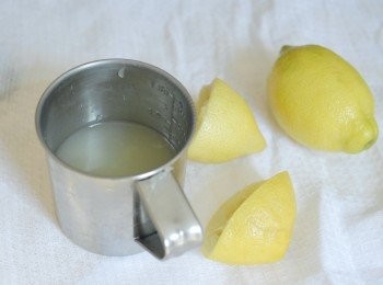 step1: 先榨出檸檬汁，將薑去皮切薄片