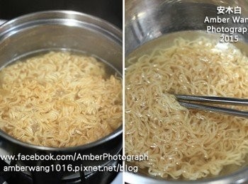 step2: 水煮沸後，放入泡麵約煮1、2分鐘，撈起後放入冷開水中備用。