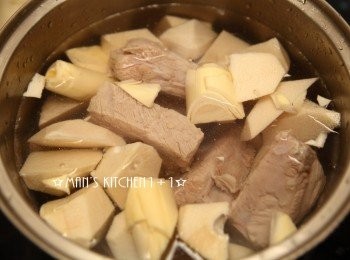 step2: 在鍋中加入冷水、排骨、竹筍、米酒和『1小匙的生米，蓋上鍋蓋(重要)』，並開中大火煮滾後，轉小火繼續燉煮約45分鐘。