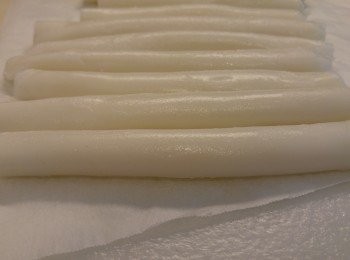 step3: 蒸好後用刮刀刮一刮四邊跟手用刮刀推出卷成腸粉。每卷一卷約三分鐘,所以每卷一卷等於蒸好一卷。