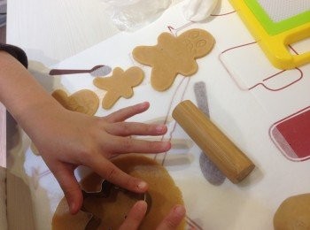 step1: 先將牛油、糖霜、低筋麵粉、雲呢拿香油、檸檬汁依序將佢打勻再打蛋黃搓成曲奇粉糰