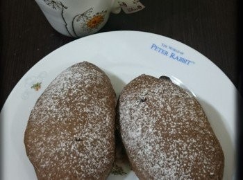 step5: 2. 當麵包機停機，等待麵團第一次發酵完畢，見麵團發大兩倍。(約15mins)就取出，放在清潔的工作台上，灑點高筋粉。