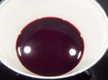 step5: 將紅酒加二砂糖置入鍋中，煮滾至砂糖融化,熄火放涼。