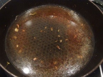 step10: 沿用剛才炒好<span class="group_2">配料</span>的鍋,倒入400cc的水及鹽做調味並煮至滾。ps:秘訣之一:將鍋底的精華以加入水的方式慢慢釋出,這是湯頭美味的精華別浪費喔!