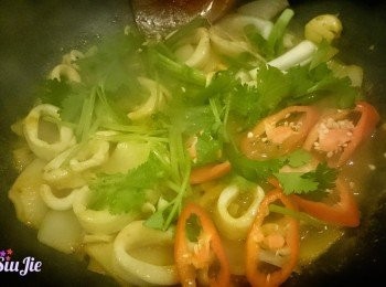 step5: 加入所有配料，黃咖喱醬，半飯碗水及半茶匙鹽。拌勻蓋上蓋子煮１分鐘