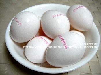 step3: 將蛋殼清洗乾淨。(用有認證的免洗蛋比較好)