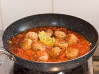 step8: 再次煮滾後放返入己煎香的肉丸稍為拌至肉丸黏上醬汁，轉至最慢火，蓋住煮 10 分鐘，之後打開反轉肉丸，再蓋住多煮 10 分鐘，最後用前取出月桂葉即可