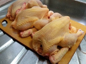 step2: 雞解凍，用手指挖清雞腔內殘餘內臟, 清洗乾淨，抹乾，再用醃料A醃過夜 (放雪櫃中）