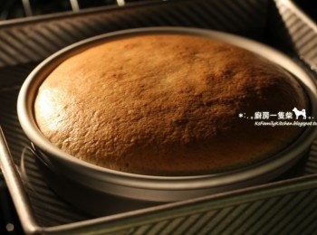 step12: 將蛋糕模放入稍大的深烤盤中，烤盤裡注入沸水(高於模中布丁液的高度)，送入烤箱中層，隔水烘烤約40分鐘。竹籤插入蛋糕中不沾粘，即可出爐。